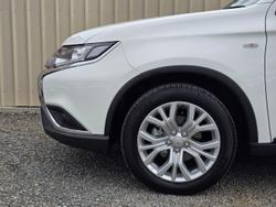 2021 Mitsubishi
                Outlander ES