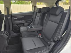 2021 Mitsubishi
                Outlander ES