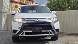 2021 Mitsubishi
                Outlander ES