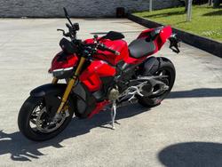 2025 Ducati Streetfighter V4 S Streetfighter Red