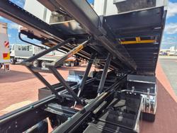 2018 UD PK240 280 AUTO 6x4 Tilt Slide