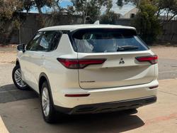 2023 Mitsubishi Outlander ES