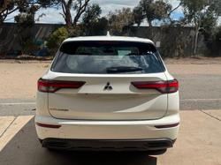 2023 Mitsubishi Outlander ES