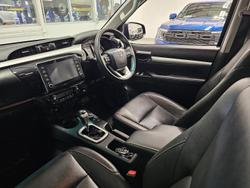 2024 Toyota
Hilux SR5 48V