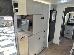 2025 JB Caravans Dirt Road Xtreme 23'6 Rear Club