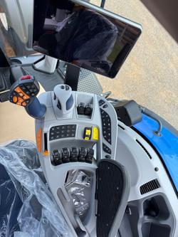 New Holland
T8.415 Plmi Ultra Command Tractor