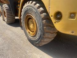 2011 Caterpillar 725 Yellow