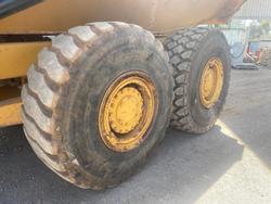 2011 Caterpillar 725 Yellow
