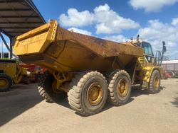 2011 Caterpillar 725 Yellow
