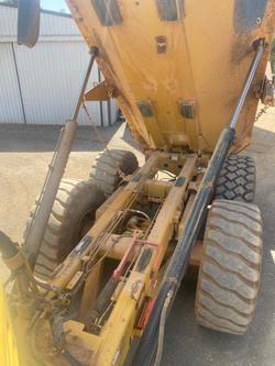 2011 Caterpillar 725 Yellow