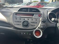 2013 Honda
                Jazz Vibe-S