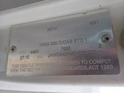 2010 HINO 300 614 WHITE