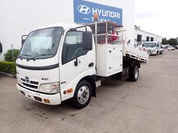 2010 HINO 300 614 WHITE