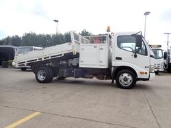2010 HINO 300 614 WHITE