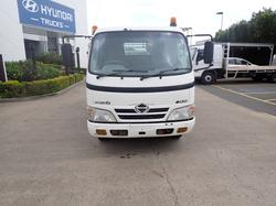 2010 HINO 300 614 WHITE