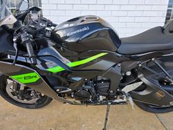 2025 Kawasaki NINJA ZX-6R (636) GRAYSTONE/FURNACE ORANGE