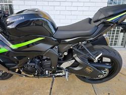 2025 Kawasaki NINJA ZX-6R (636) GRAYSTONE/FURNACE ORANGE