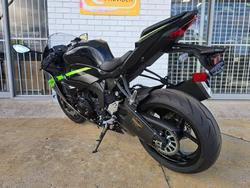 2025 Kawasaki NINJA ZX-6R (636) GRAYSTONE/FURNACE ORANGE