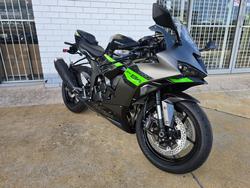 2025 Kawasaki NINJA ZX-6R (636) GRAYSTONE/FURNACE ORANGE