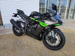 2025 Kawasaki NINJA ZX-6R (636) GRAYSTONE/FURNACE ORANGE