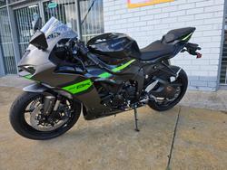 2025 Kawasaki NINJA ZX-6R (636) GRAYSTONE/FURNACE ORANGE