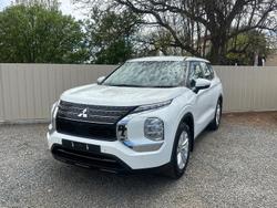 2022 Mitsubishi
Outlander ES