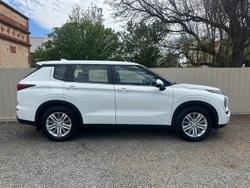 2022 Mitsubishi
Outlander ES