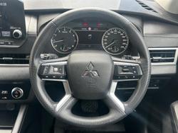 2022 Mitsubishi
Outlander ES