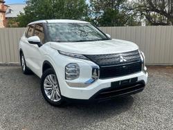 2022 Mitsubishi
Outlander ES