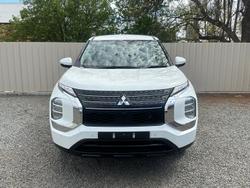 2022 Mitsubishi
Outlander ES