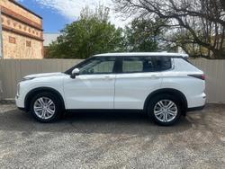 2022 Mitsubishi
Outlander ES