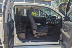 2017 Toyota
Hilux SR