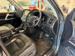 2017 Toyota LANDCRUISER LC200 4.5L T/D A/T Sahara 7 Seat (Beige Trim)