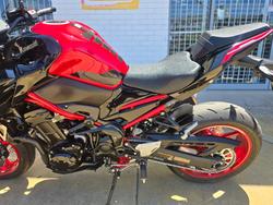 2024 Kawasaki Z900 (ZR900) Red