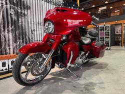 2016 Harley-davidson CVO STREET GLIDE Atomic Red with Candy Apple Flames (Red)