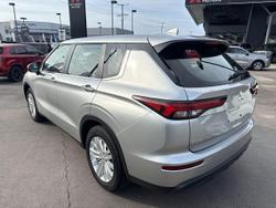 2022 Mitsubishi Outlander ES