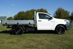 2016 Toyota Hilux Workmate TGN121R 4x2 Glacier White