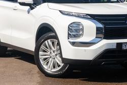 2022 Mitsubishi
                Outlander ES
