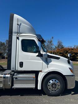 2025 Freightliner Cascadia Cascadia 126