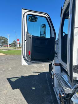 2025 Freightliner Cascadia Cascadia 126