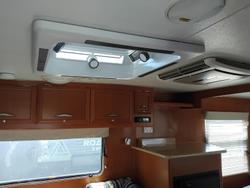 2011 Paramount Classic 17Ft Couples Van With Queen Bed And Front Lougne