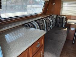 2011 Paramount Classic 17Ft Couples Van With Queen Bed And Front Lougne