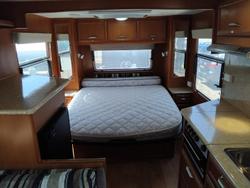 2011 Paramount Classic 17Ft Couples Van With Queen Bed And Front Lougne