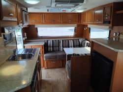 2011 Paramount Classic 17Ft Couples Van With Queen Bed And Front Lougne
