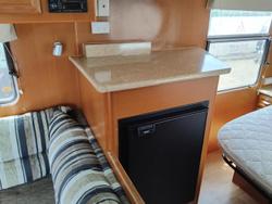 2011 Paramount Classic 17Ft Couples Van With Queen Bed And Front Lougne
