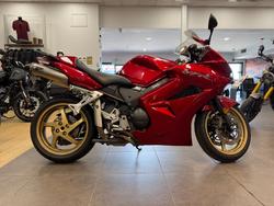 Honda 2011 HONDA 800CC VFR8009US1 RED