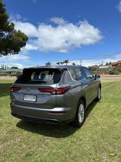 2022 Mitsubishi Outlander ES