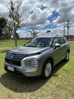 2022 Mitsubishi
                Outlander ES