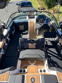 2023 MasterCraft XT22