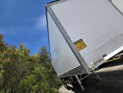 2009 Vawdrey 16P Dry Freight Van White